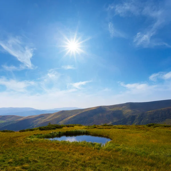 Mic Lac Într Vale Verde Munte Scena Călătorie Aer Liber — Fotografie, imagine de stoc