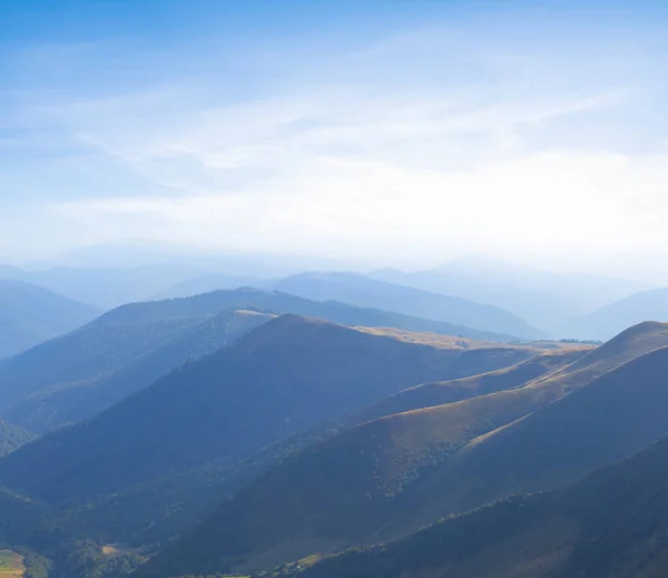 Cume Montanha Uma Névoa Azul Fundo Viagem Montanha Livre — Fotografia de Stock