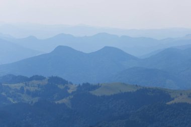 Mavi sisli bir dağ sırtı, doğal seyahat geçmişi.
