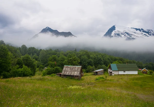 Маленьке Село Зеленій Гірській Долині — стокове фото