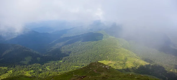 Groene Bergen Onder Een Bewolkte Hemel Zomer Bergritten Achtergrond — Stockfoto