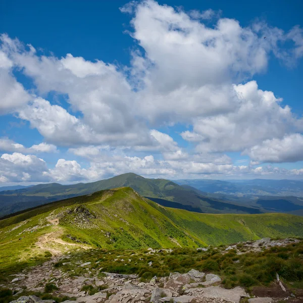 Zelené Hory Pod Zataženou Oblohou Letní Horské Cestování Pozadí — Stock fotografie