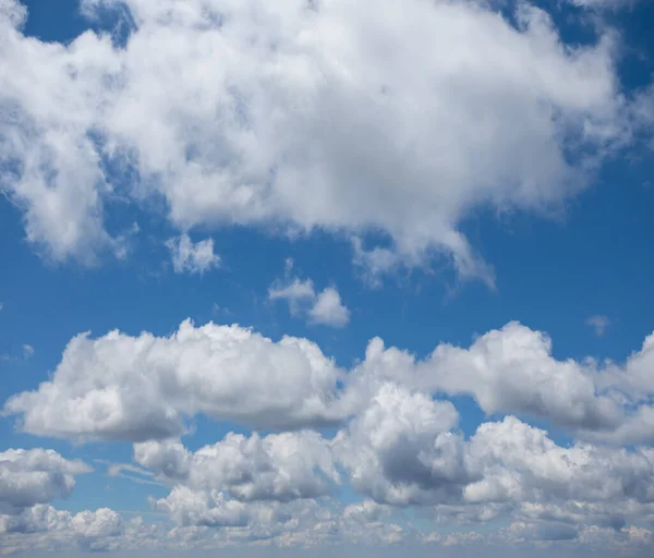 Beaux Cumulus Moelleux Nuages Sur Fond Bleu Ciel — Photo