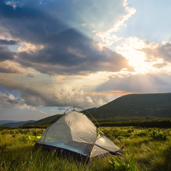 Touristisches Camp Einem Berg Bei Sonnenuntergang Outdoor Reiseszene — Stockfoto