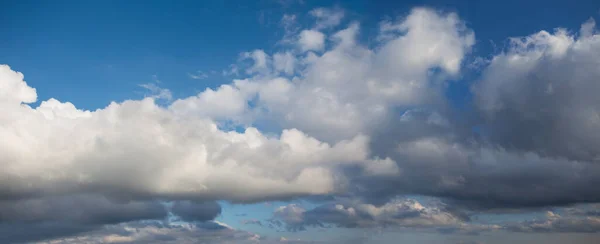 Szerokie Dramatyczne Zachmurzone Niebo Chmurami Cumulus Piękne Naturalne Tło — Zdjęcie stockowe