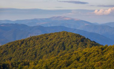 Bulutlu bir gökyüzünün altındaki güzel dağ vadisi