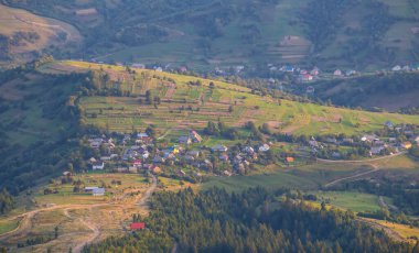 Bir dağ vadisinde küçük bir köy 