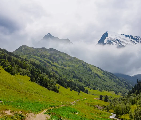 Groene Berg Vallei Een Dichte Wolken Outdoor Natuurlijke Achtergrond — Stockfoto