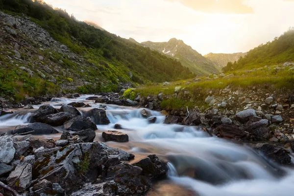 Gebirgsfluss Rauscht Über Ein Grünes Bergtal — Stockfoto