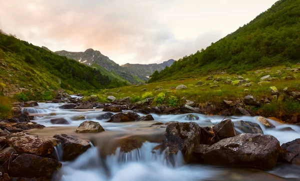 Berg Flod Rusar Över Grön Berg Dal — Stockfoto