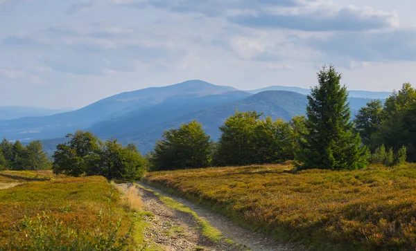 Bella Valle Montagna Sotto Cielo Nuvoloso — Foto Stock