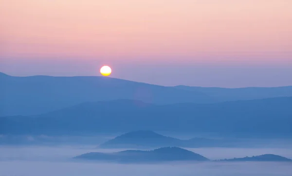 Catena Montagna Silhouette Una Nebbia Blu All Alba Mattina Presto — Foto Stock