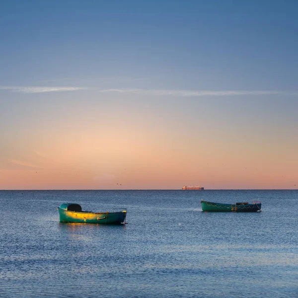 Par Pequeno Barco Entre Uma Paisagem Mar Pela Manhã — Fotografia de Stock