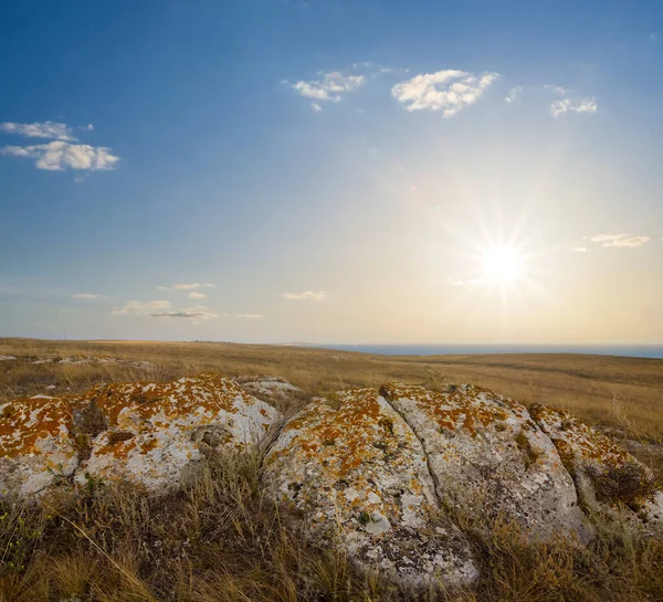 Preria Ogromnymi Kamieniami Zachodzie Słońca Wieczorna Scena Plenerowa — Zdjęcie stockowe