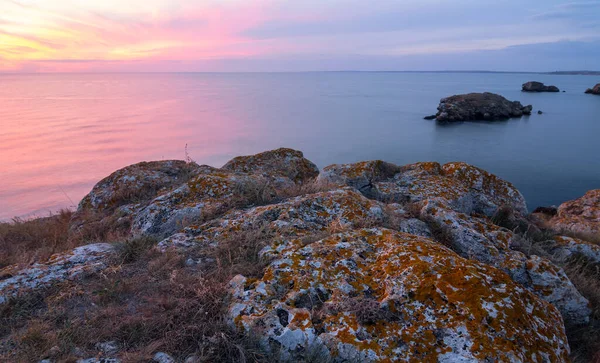 Meeresküste Mit Steinen Frühen Morgen Ruhige Meeresbucht — Stockfoto