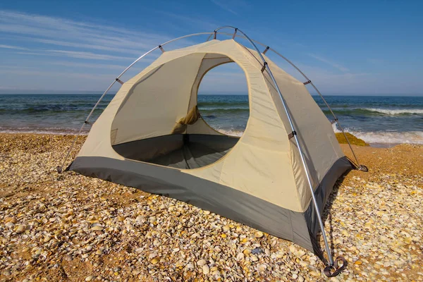 海沿岸の白い観光テント旅行シーン — ストック写真