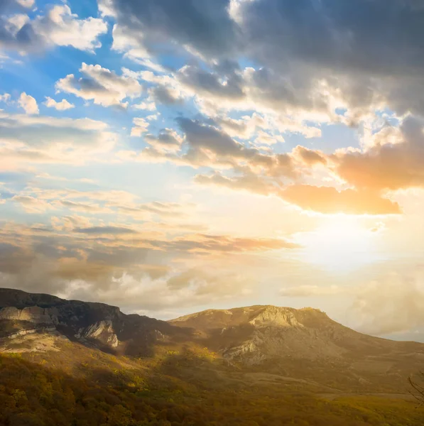 夕日の雲の中にある山の高原 — ストック写真
