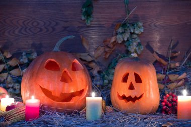 Masada mum olan bir çift balkabağı, Cadılar Bayramı mistik gece sahnesi