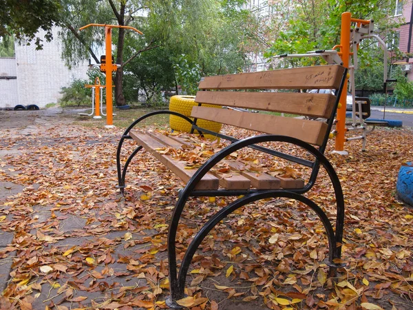 Wooden Bench Covered Dry Leaves City Yard — Stock Photo, Image