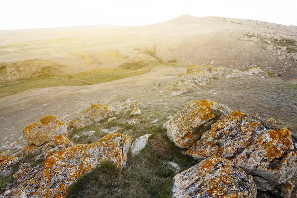 Pradera Con Enormes Piedras Atardecer Escena Aire Libre Por Noche — Foto de Stock