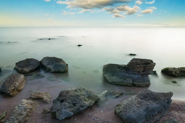 Costa Mar Com Pedras Início Manhã Paisagem Calma Baía Mar — Fotografia de Stock