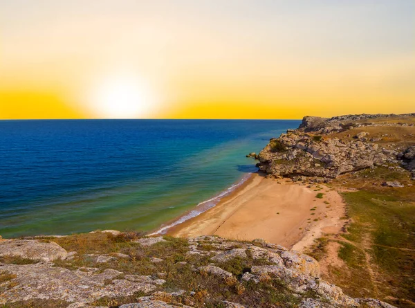 Baía Mar Esmeralda Com Costa Pedregosa Pôr Sol — Fotografia de Stock