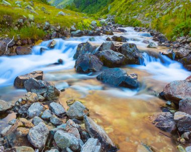 dağ nehir taşları üzerinde acele