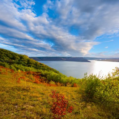 Yukarıdan geniş nehre bak.