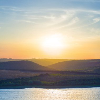 Gün batımında yukarıdan geniş nehire bak.
