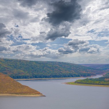 Yukarıdan geniş nehre bak.