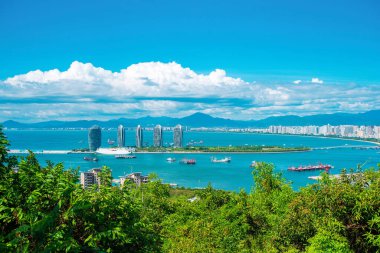 Sanya şehri, Hainan adası. Luhuitou Park 'tan Phoenix Adası' nın havadan görüntüsü. Deniz kenarında yaz tatili için mükemmel bir turizm merkezi. Popüler Çin tatil köyü. Cennet adası.