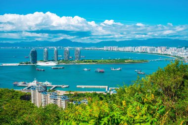 Sanya şehri, Hainan adası. Luhuitou Park 'tan Phoenix Adası' nın havadan görüntüsü. Deniz kenarında yaz tatili için mükemmel bir turizm merkezi. Popüler Çin tatil köyü. Cennet adası.