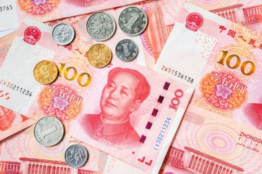 Renminbi Çin 'in resmi para birimi. Kısaltma RMB. Renminbi 'nin Yuan temel birimi. 100 yuan yakın çekim. Bozuk paralar ve kağıt paralar. Çin parası. İş konsepti.