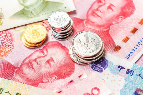 Renminbi Çin 'in resmi para birimi. Kısaltma RMB. Renminbi 'nin Yuan temel birimi. 100 yuan yakın çekim. Bozuk paralar ve kağıt paralar. Çin parası. İş konsepti.
