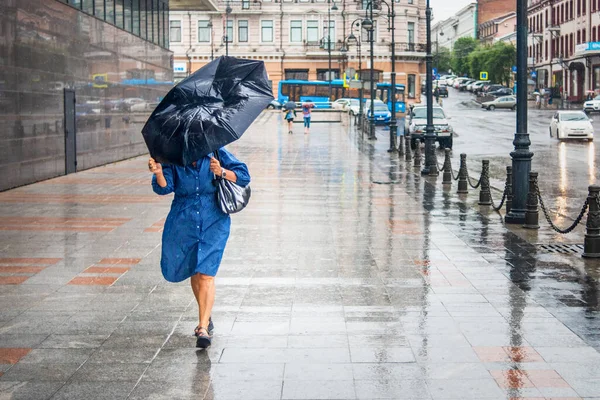 Mujer Con Mal Tiempo Lluvioso Camina Por Calle Trata Mantener Imagen De Stock