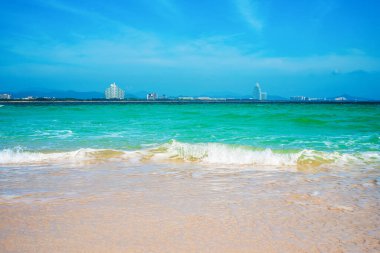 Manzaralı deniz manzarası. Rahatlama ve Su Faaliyetleri İçin Wuzhizhou Tropikal Adası. Sanya şehri Çin Tatil Köyü yaz tatili için. Çin 'de popüler turizm merkezi. Haitang Körfezi, Hainan Adası, Sanya şehri..