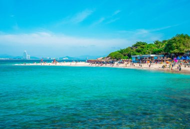 Hainan Adası, Sanya şehri. Wuzhizhou Adası 'nda deniz manzarası. Rahatlama ve su aktiviteleri için tropik bir ada. Yaz tatili için Sanya Popüler Çin Tatil Köyü. Haitang Körfezi.