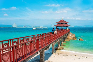 Wuzhizhou Adası 'ndaki Aşıklar Köprüsü manzaralı. Yaz tatili için Sanya Çin Tatili. Çin 'de popüler turizm merkezi. Haitang Körfezi. Hainan Adası, Sanya şehri..