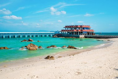 Wuzhizhou Adası 'nda deniz manzarası. Deniz kenarında yaz tatili için Sanya City Çin Tatil Köyü. Çin 'de popüler turizm merkezi. Haitang Körfezi. Hainan Adası, Sanya şehri..