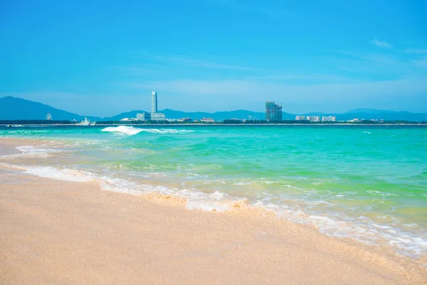 Manzaralı deniz manzarası. Rahatlama ve Su Faaliyetleri İçin Wuzhizhou Tropikal Adası. Deniz kenarında yaz tatili için Sanya City Çin Tatil Köyü. Çin 'de popüler turizm merkezi. Haitang Körfezi, Hainan Adası, Sanya şehri..