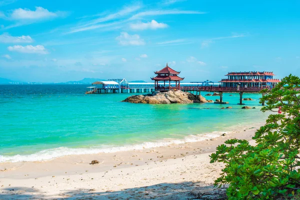 Hainan Adası, Sanya şehri. Wuzhizhou Adası 'ndaki Aşıklar Köprüsü manzaralı. Yaz tatili için Sanya Çin Tatili. Çin 'de popüler turizm merkezi. Haitang Körfezi.