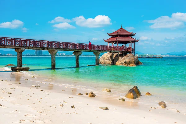 Wuzhizhou Adası 'ndaki Aşıklar Köprüsü manzaralı. Yaz tatili için Sanya Çin Tatili. Çin 'de popüler turizm merkezi. Haitang Körfezi. Hainan Adası, Sanya şehri..