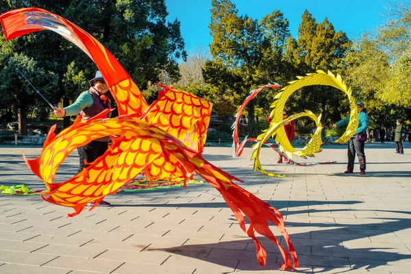 Pekin, Çin - 25 Kasım 2019: Güzel Jingshan Parkı. Asyalı kadınlar sabahın erken saatlerinde parkta açık hava aktivitelerinden hoşlanırlar. Sağlıklı yaşam tarzı ve açık hava sporları kavramı. Aktif yaşlılık. Boş zaman aktiviteleri.