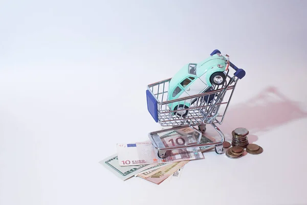 Oyuncak araba ve para market sepetinde.