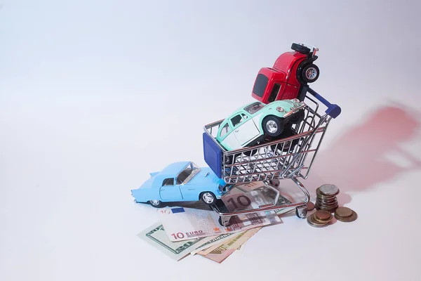 Παιχνίδια Αυτοκίνητα Και Χρήματα Ένα Καλάθι Παντοπωλείου — Φωτογραφία Αρχείου