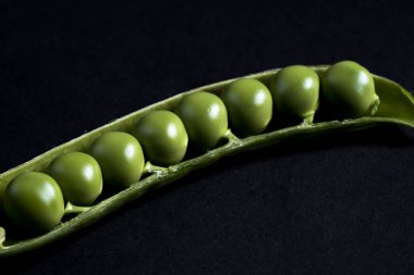 taze ve yeşil bezelye taneleri