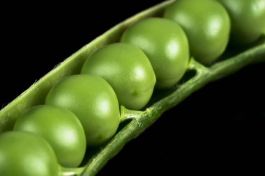 taze ve yeşil bezelye taneleri