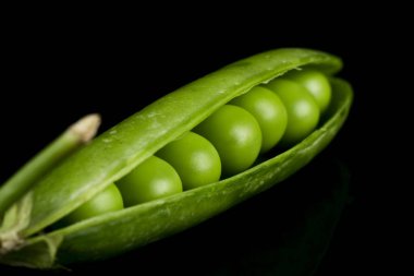 taze ve yeşil bezelye taneleri