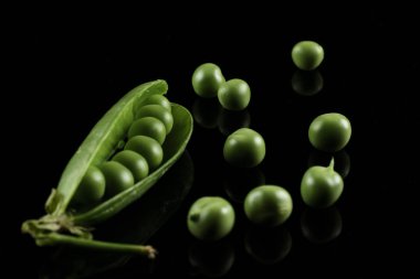 taze ve yeşil bezelye taneleri