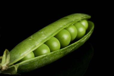 taze ve yeşil bezelye taneleri